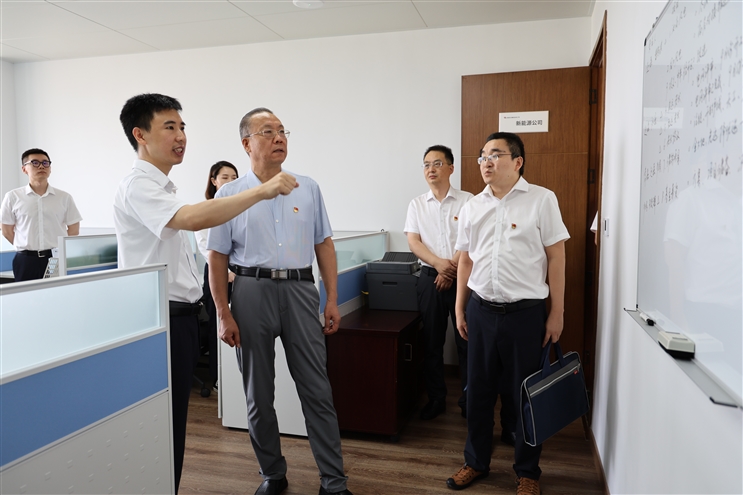 河南資本集團黨委書記、董事長張軍強在黨支部聯(lián)系點調(diào)研時強調(diào)：堅持高標準高質(zhì)量抓好黨支部建設(shè)