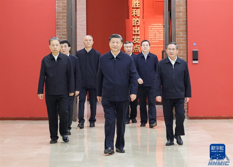 習(xí)近平在瞻仰延安革命紀(jì)念地時強(qiáng)調(diào) 弘揚(yáng)偉大建黨精神和延安精神 為實現(xiàn)黨的二十大提出的目標(biāo)任務(wù)而團(tuán)結(jié)奮斗